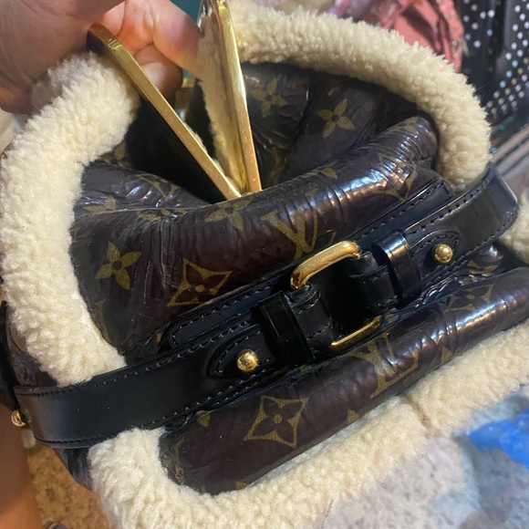 LOUIS VUITTON Patent Monogram Shearling Sac Thunder - Picture 7 of 15